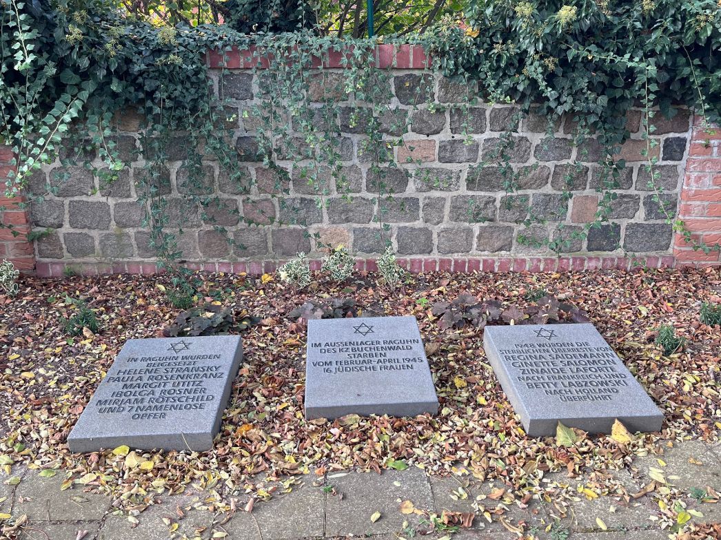 Die 1989 neu gestaltete Gedenkstätte auf dem Friedhof in Raguhn, 2024. Foto: Günter Matter