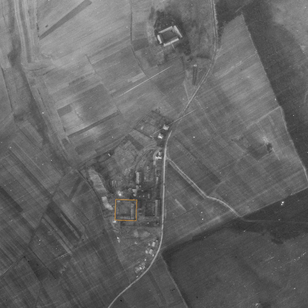 Schachtanlage des Kaliwerkes Neusollstedt im Ortsteil Rehungen der Gemeinde Sollstedt. Aufnahme der alliierten Luftaufklärung, 22. Februar 1945. Markiert sind die beiden umzäunten Unterkunftsbaracken der KZ-Häftlinge.