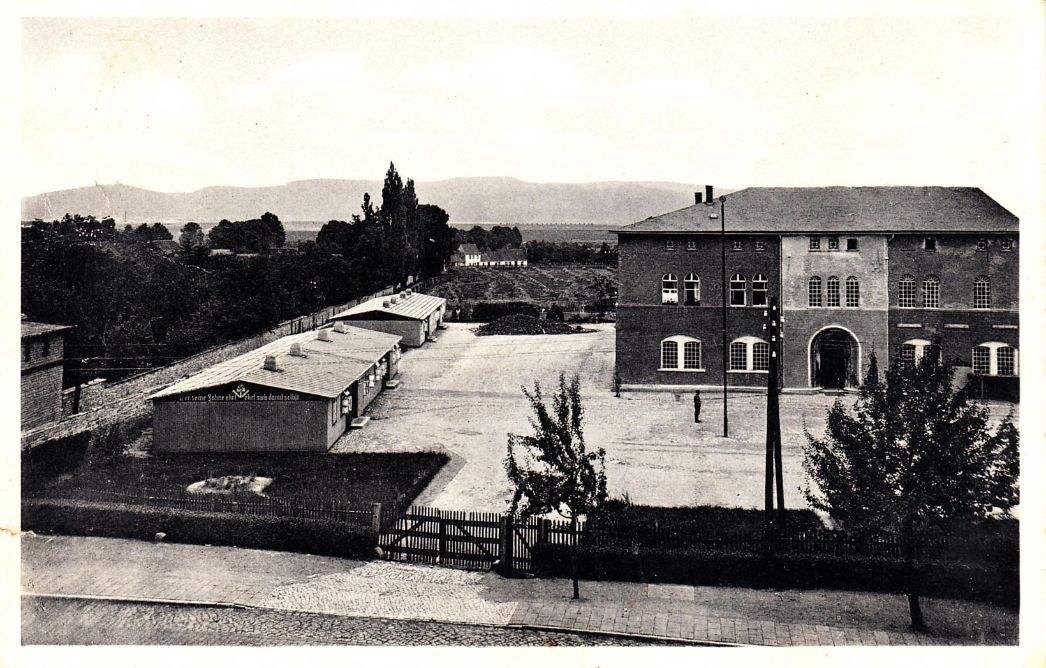 Das Gelände der Zuckerfabrik Roßla, nach 1939. Rechts ist die Zuckerfabrik zu sehen, links die Baracken des Reichsarbeitsdienstlagers, in denen die SS später das Außenlager einrichtete.