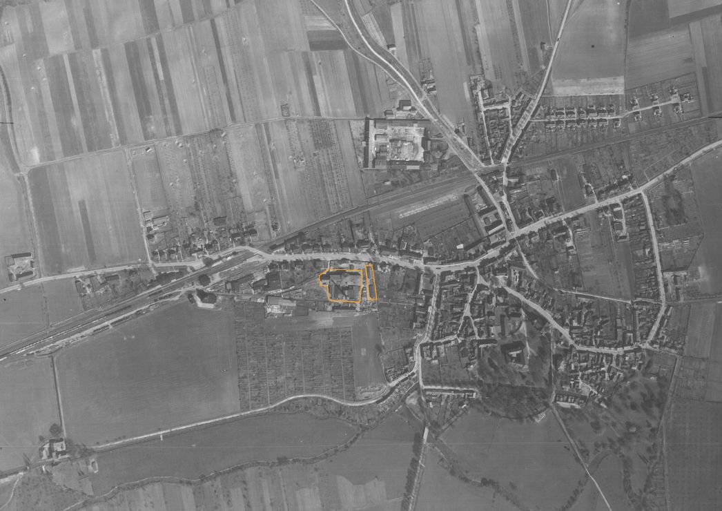 Roßla. Aufnahme der alliierten Luftaufklärung, 8. April 1945. Markiert sind die Zuckerfabrik und die Häftlingsunterkünfte am westlichen Ortsrand.