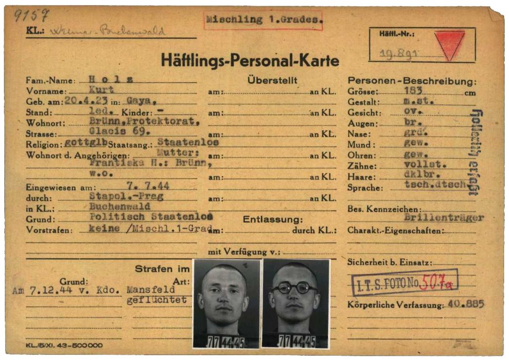 Häftlingspersonalkarte des KZ Buchenwald für Kurt Holz, 1944. Er war als politischer Häftling im Juli 1944 in das KZ Buchenwald eingewiesen worden. Da er zwei Großeltern hatte, die als Juden galten, kategorisierte die SS ihn zusätzlich als „Mischling 1. Grades“. Nach seiner Flucht aus Rothenburg schlug er sich bis nach Brno in der Tschechoslowakei durch, wo er das Kriegsende erlebte.