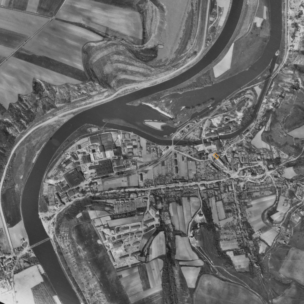 Die Stadt Rothenburg. Aufnahme der alliierten Luftaufklärung, 16. April 1945. Markiert ist das „Zechenhaus“, in dem die KZ-Häftlinge untergebracht waren, ein Steingebäude in der Nähe des Werksgeländes am Saaleufer.