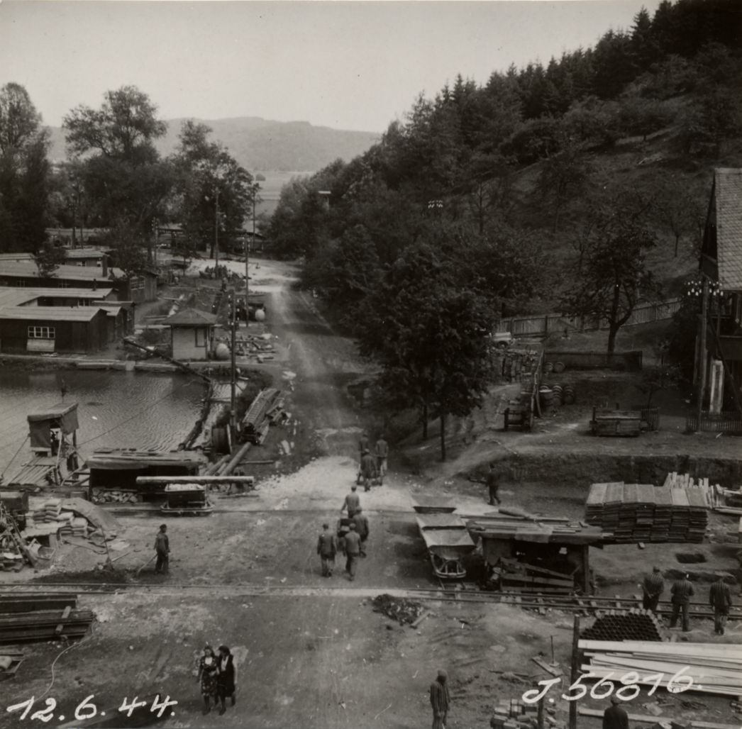 Häftlinge bei Bauarbeiten vor dem Eingang zur Heimkehle-Höhle, 12. Juni 1944