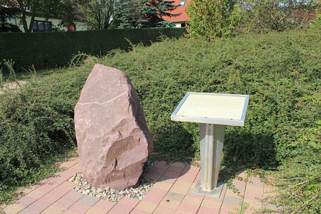 Gedenkstein und Informationstafel an der ehemaligen Porzellanfabrik, 2015