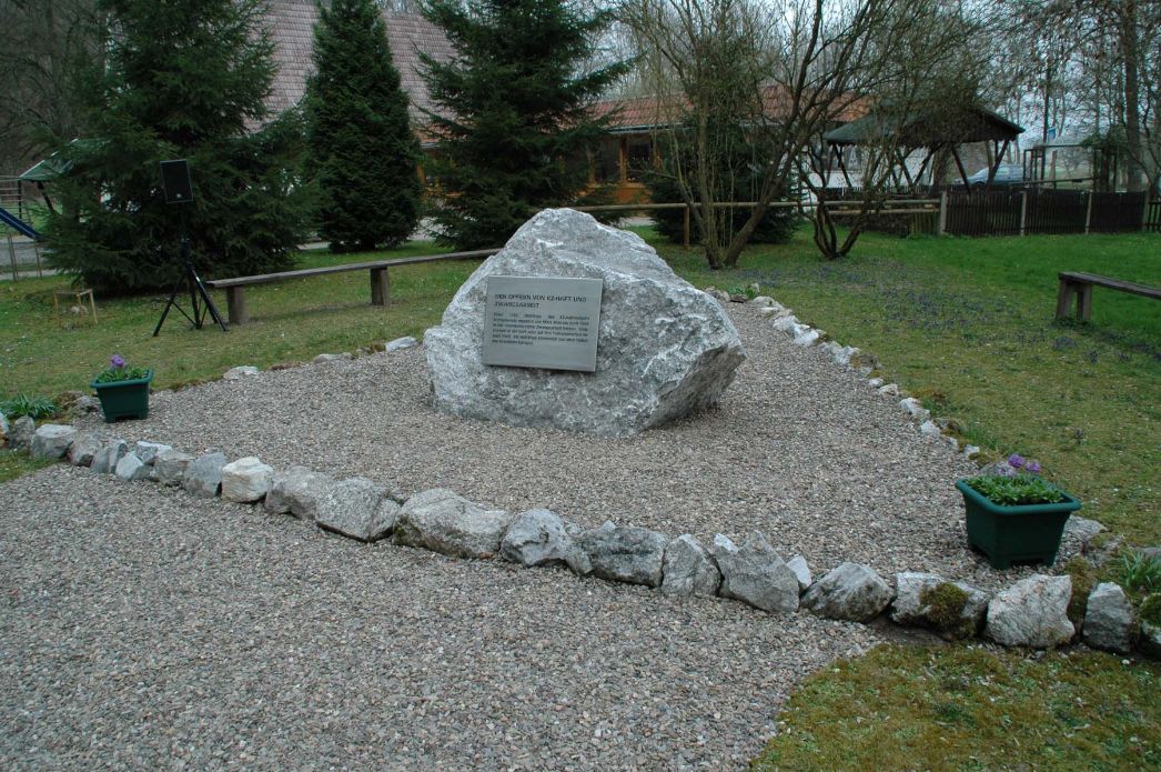Gedenkstein in Erinnerung an die Häftlinge des KZ-Rottleberode an der Heimkehle-Höhle, 2005. 