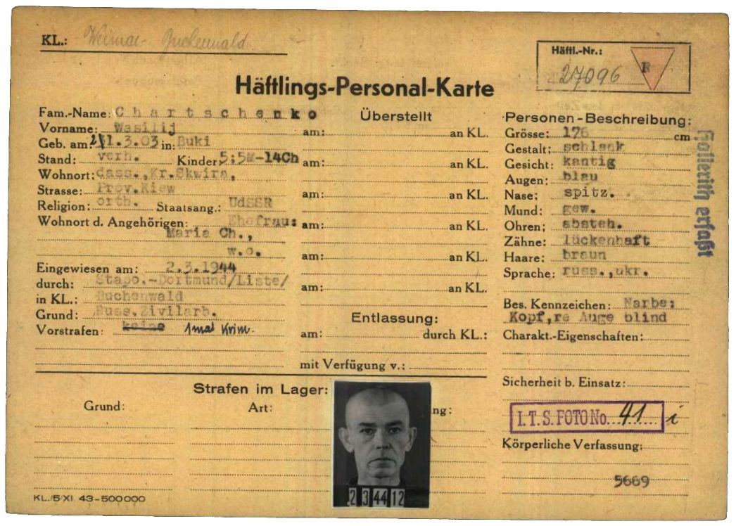 Häftlingspersonalkarte des KZ Buchenwald für Wasilij Chartschenko aus der Ukraine, 1944. Mit der Baubrigade V kam er im April 1944 nach Rouen. Einen Monat später wurde er wegen „Körperschwäche“ mit weiteren Kranken zurück nach Buchenwald gebracht. Dort starb der Familienvater am 15. Juni 1944 mit 41 Jahren.