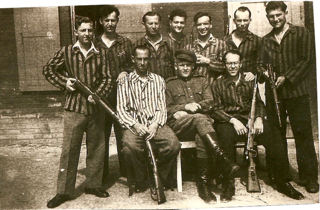 Befreite Häftlinge mit einem Rotarmisten auf dem HASAG-Gelände, im Mai 1945. Auf Befehl des örtlichen sowjetischen Kommandeurs wurden die ehemaligen Häftlinge bewaffnet, um das Gelände zu sichern.