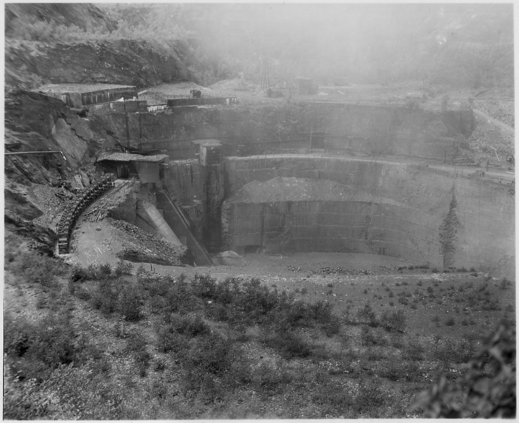Der Tagebaukessel im Oertelsbruch mit den seitlich angebrachten Vorrichtungen für die Tests der Raketentriebwerke, 22. Juni 1945. Die amerikanischen Besatzer testeten hier Triebwerke, die sie vor Ort gefunden hatten. Foto: Kozak (3908th Signal Service Battalion)
