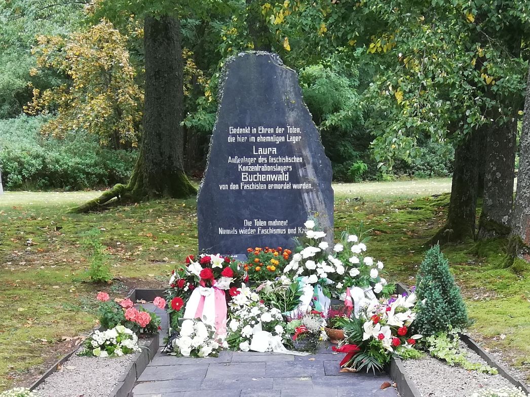 Gedenkstein auf dem Gelände der KZ-Gedenkstätte Laura, 2024. Foto: Patrick Metzler