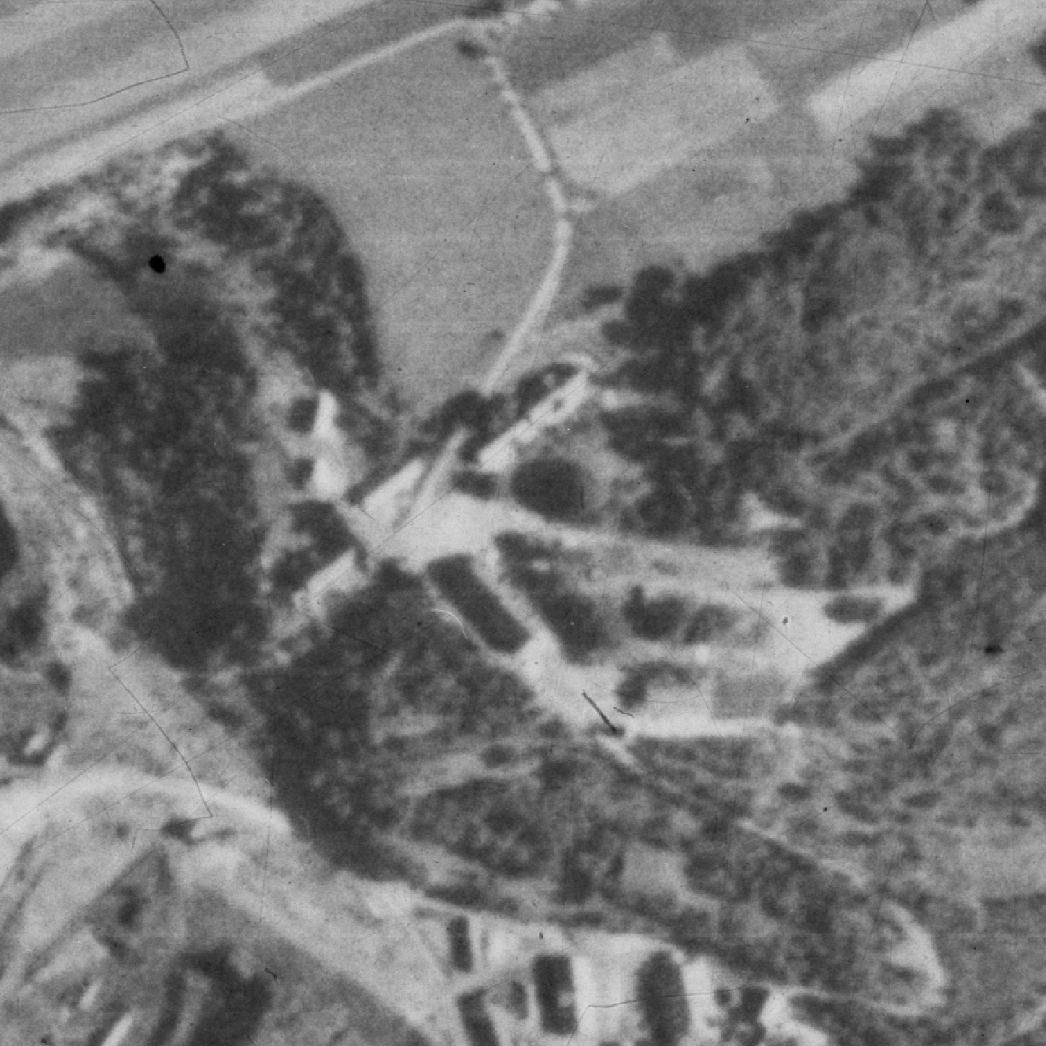 Vergrößerter Ausschnitt der Aufnahme der alliierten Luftaufklärung vom 19. Juli 1945. In der Mitte sind die verschiedenen Gebäude des Lagers zu sehen.
