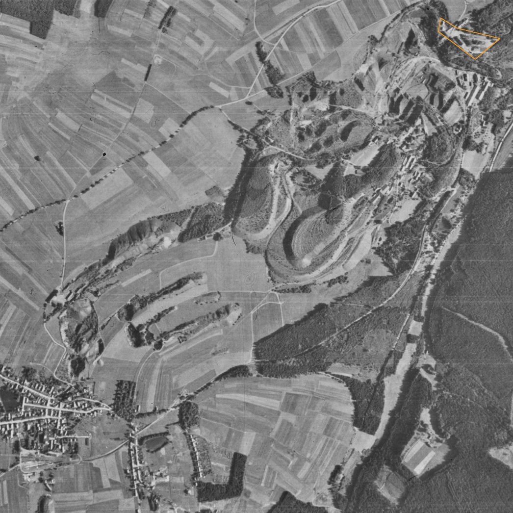 Das Dorf Schmiedebach oben rechts und die Stadt Lehesten unten links im Thüringer Schiefergebirge. Aufnahme der alliierten Luftaufklärung, 19. Juli 1945. Markiert ist das Gelände, wo sich bis April 1945 das Außenlager „Laura“ befand.