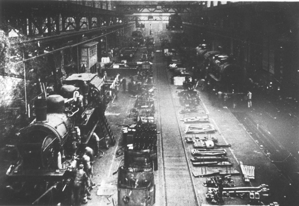 Blick in die Lokrichthalle des Reichsbahnausbesserungswerks, 1940er-Jahre