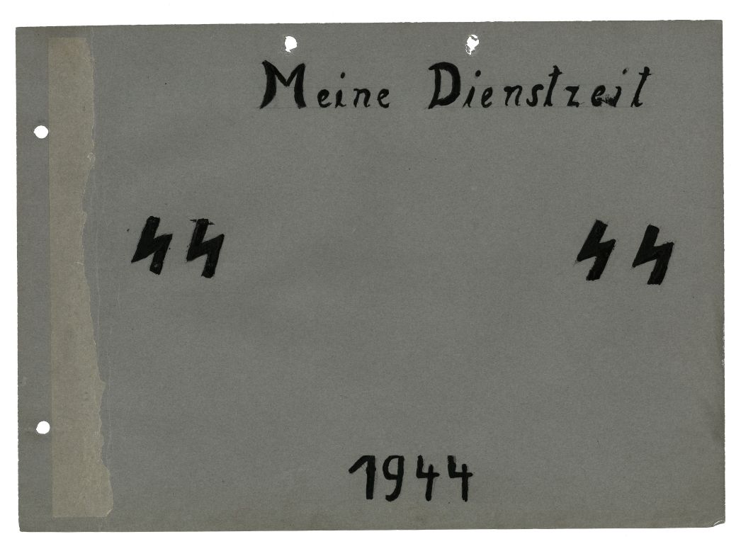 Deckblatt des Fotoalbums von Gertrud Liebetrau, 1944. 1922 in Gotha geboren, arbeitete sie seit 1942 als Bürohilfskraft für Rheinmetall-Borsig in Sömmerda. Als die Firma Aufseherinnen benötigte, absolvierte sie im September 1944 einen Lehrgang im Frauen-KZ Ravensbrück und kam als SS-Aufseherin zurück nach Sömmerda. Stolz dokumentierte sie dies in ihrem Fotoalbum.