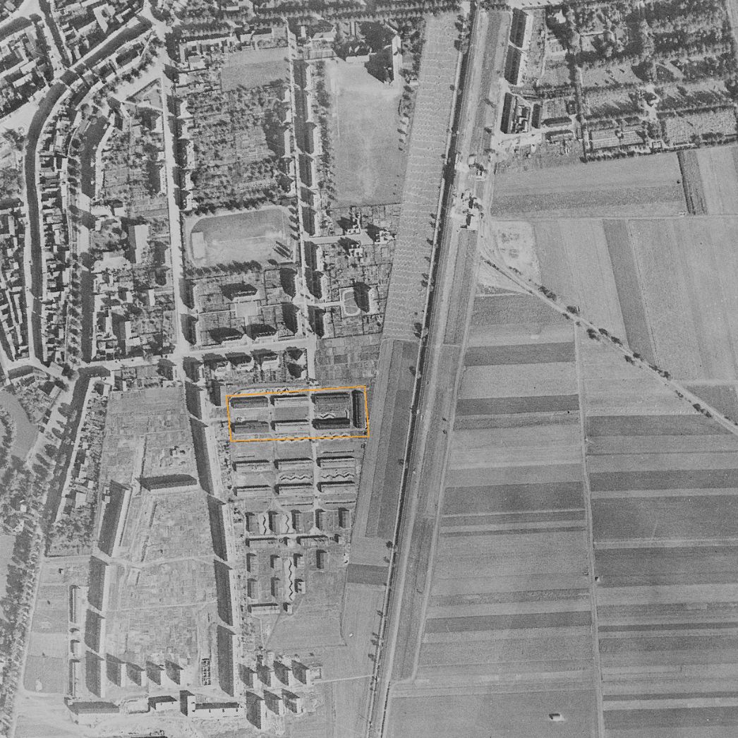 Das Barackenlager am südlichen Stadtrand von Sömmerda an der Eisenbahnlinie Erfurt-Nordhausen. Aufnahme der alliierten Luftaufklärung, 11. September 1944. Markiert ist der Teilbereich des Lagers, in dem rund eine Woche später die weiblichen Häftlinge untergebracht wurden.