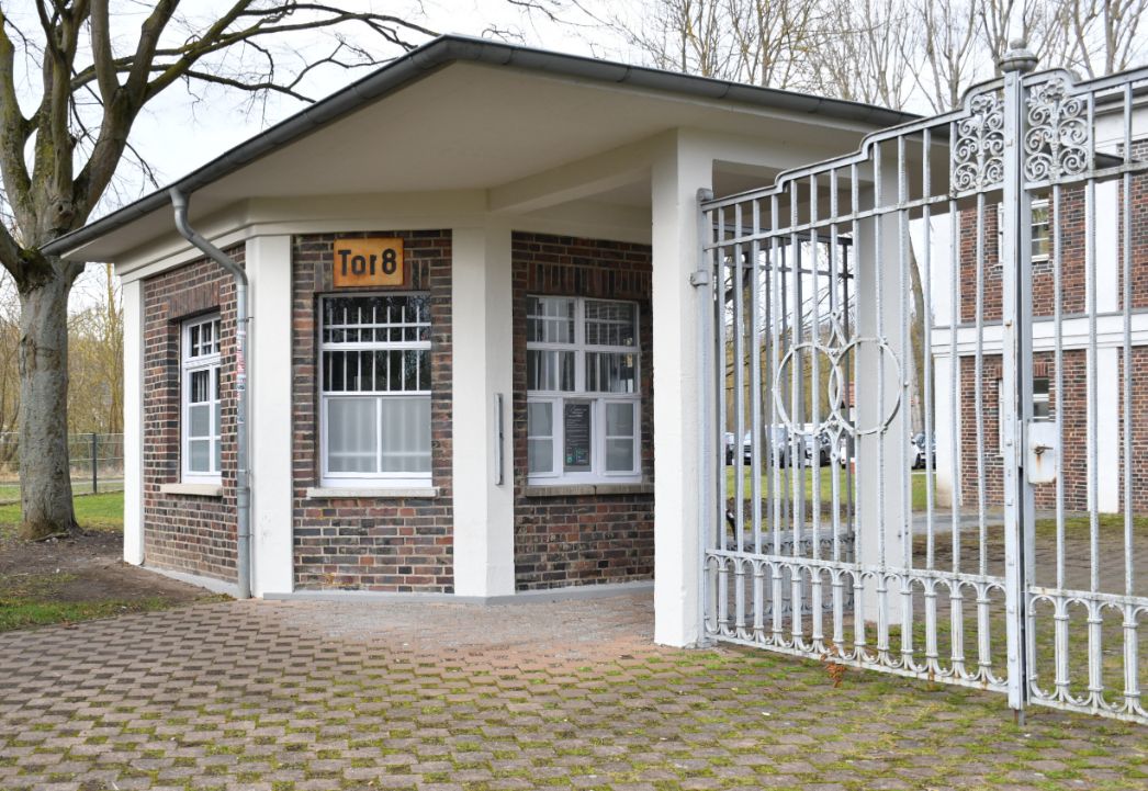 Der Gedenkort Tor 8 (Außenansicht), 2025