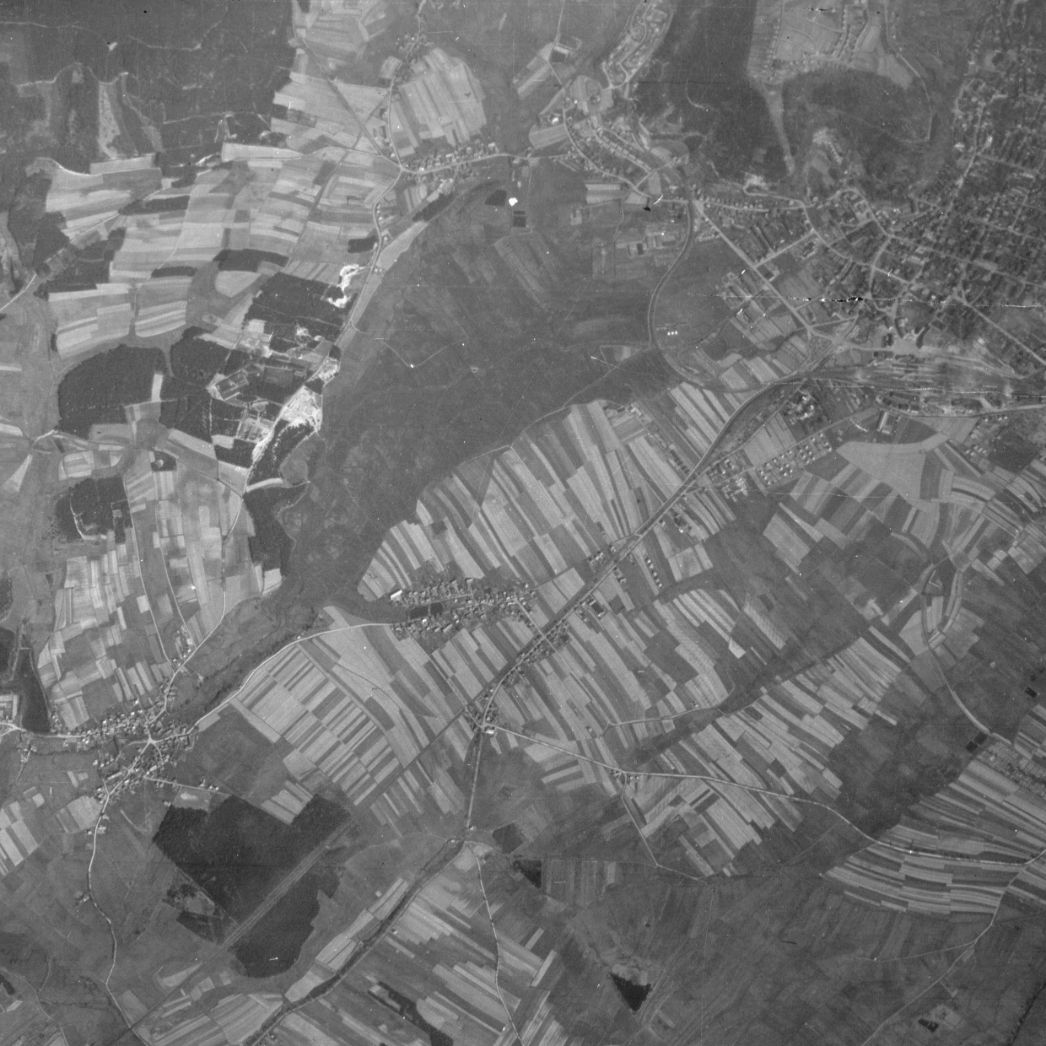 Die Stadt Sonneberg (rechts), die Werksanlagen des Thüringer Zahnradwerks m.b.H. und das Lagergelände. Aufnahme der alliierten Luftaufklärung, 11. April 1945 (Ausschnitt)
