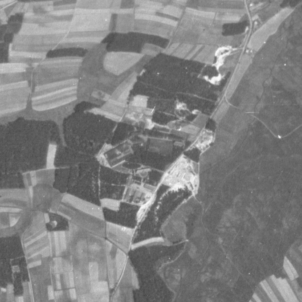 Vergrößerter Ausschnitt der Aufnahme der alliierten Luftaufklärung vom 11. April 1945. Zu sehen sind die Gebäude des Thüringer Zahnradwerks m.b.H. und südlich davon das Lagergelände.