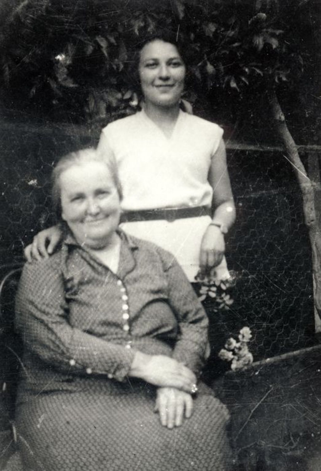 Klara Löwy mit ihrer Mutter Zsofia Fried, vor 1944