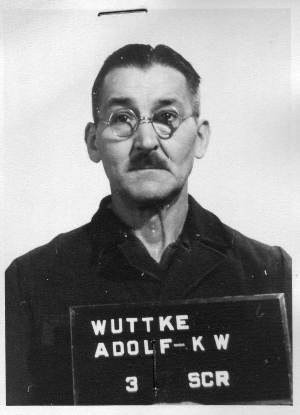 Adolf Wuttke als Angeklagter in Dachau, 1947