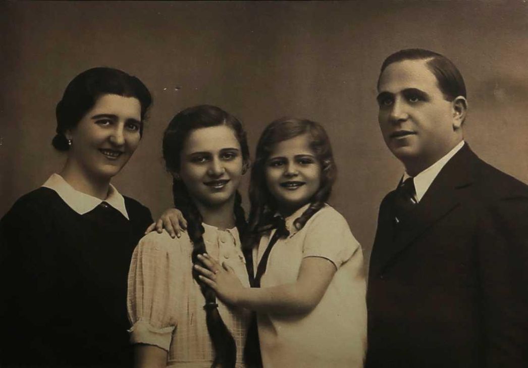 Éva Fahidi (2. v. l.) mit ihren Eltern Irma und Desiderius und ihrer Schwester Gilike, 1930er-Jahre