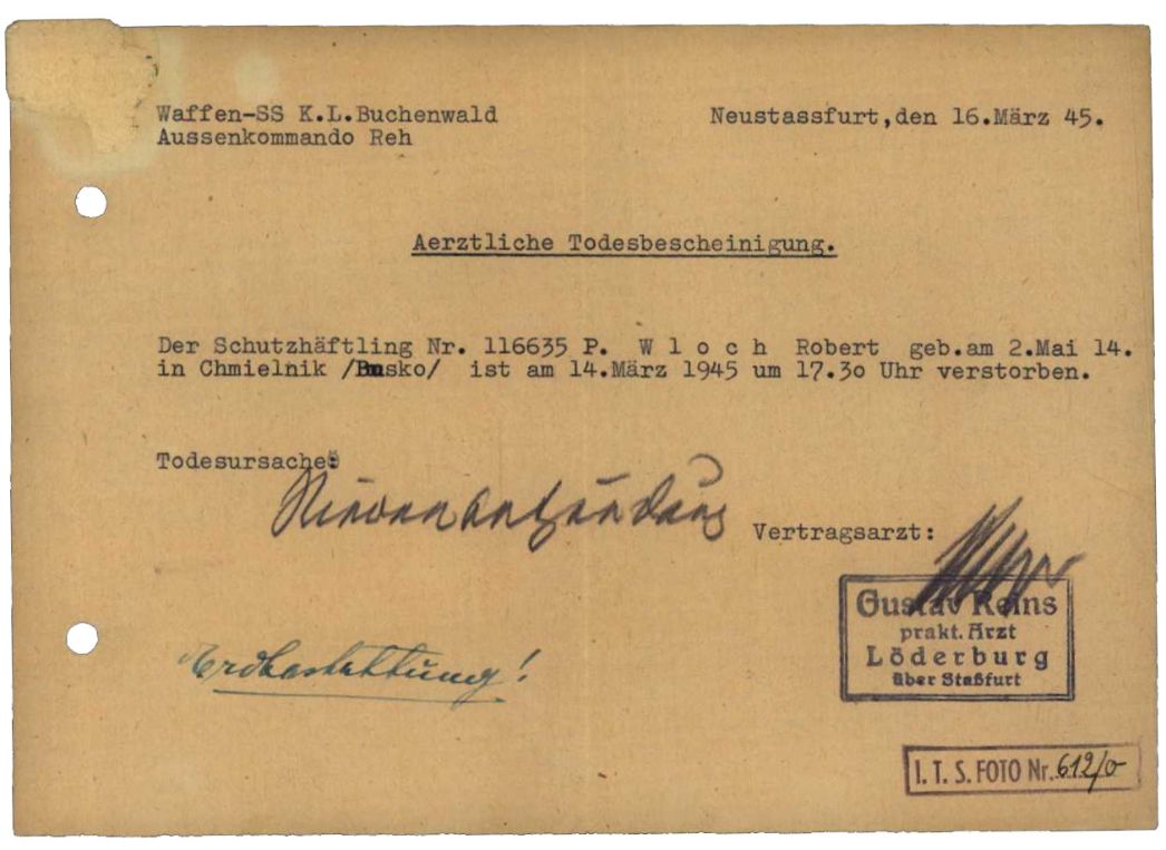 Von Gustav Reins, dem Vertragsarzt des Lagers, unterzeichnete ärztliche Todesbescheinigung für den jüdischen Häftling Rachmil (hier fälschlich Robert) Wloch aus dem polnischen Chmielnik, 16. März 1945. Als offizielle Todesursache wurde eine Nierenentzündung festgestellt und der Leichnam in einem der Massengräber erdbestattet.