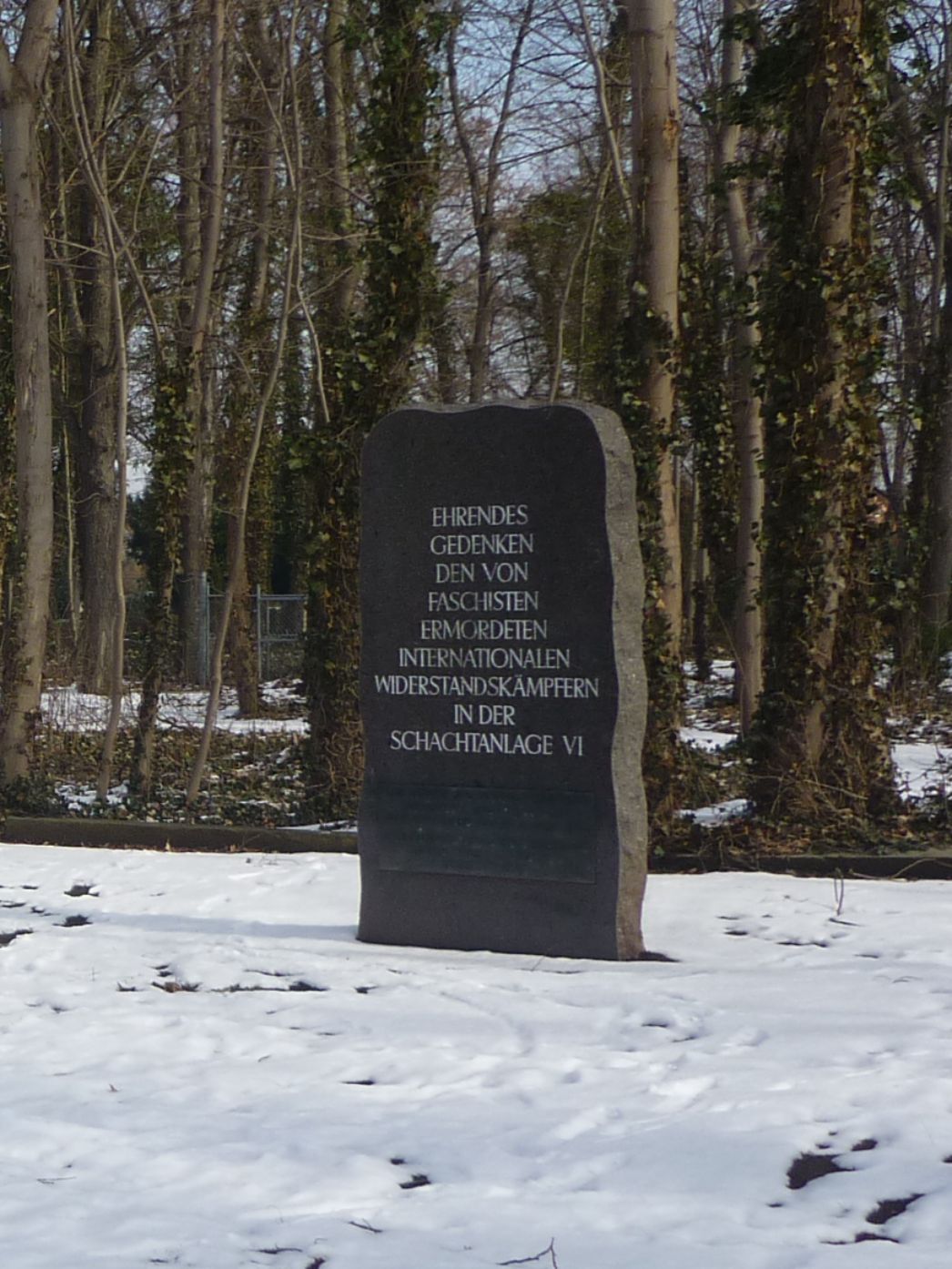 Gedenkstein zur Erinnerung an die Opfer der Häftlinge der Schachtanlage VI auf dem Friedhof Löderburg (Ausschnitt), 2013