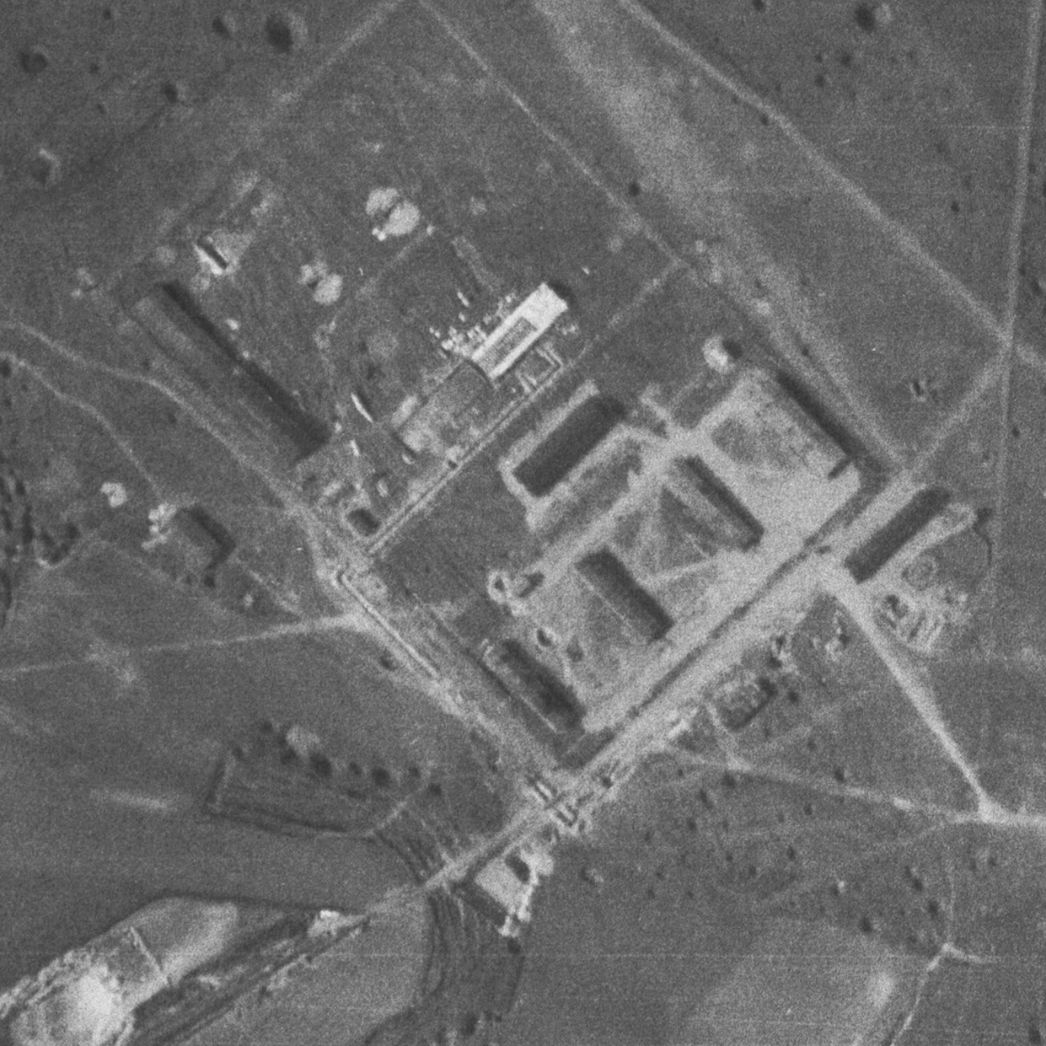 Das Barackenlager des Außenlagers in Staßfurt. Vergrößerter Ausschnitt einer Aufnahme der alliierten Luftaufklärung, 8. April 1945