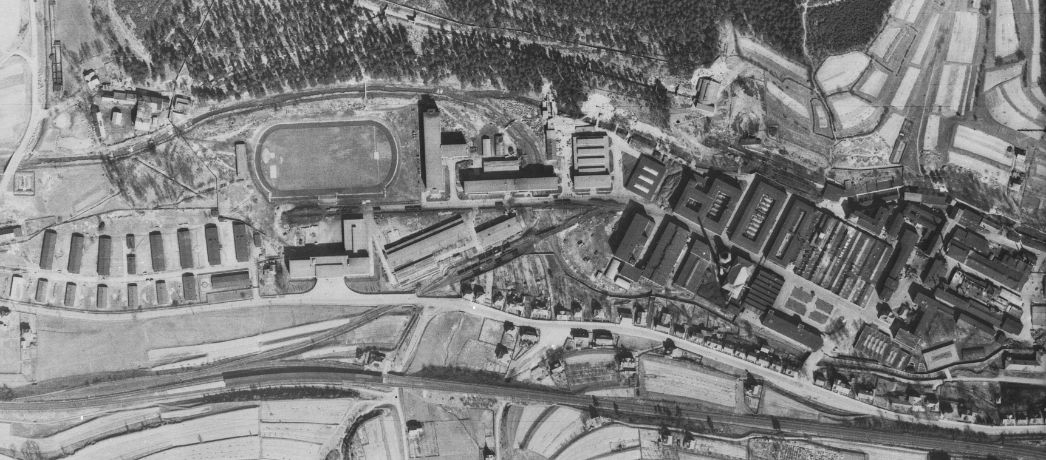 Vergrößerter Auschnitt der Aufnahme der alliierten Luftaufklärung vom 25. März 1945. Wo genau sich 1943 die Unterkunft der KZ-Häftlinge befand, ist unklar.