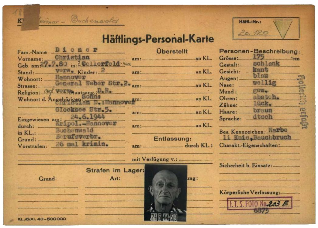 Häftlingspersonalkarte des KZ Buchenwald für Christian Diener, 1944. Der aufgrund seiner Vorstrafen als „Berufsverbrecher“ verfolgte und ins KZ eingewiesene 64-Jährige zählte zu einer kleinen Gruppe deutscher Häftlinge, die aus Buchenwald nach Taucha gebracht wurden. Vermutlich setzte die SS sie als Funktionshäftlinge oder Vorarbeiter ein. 