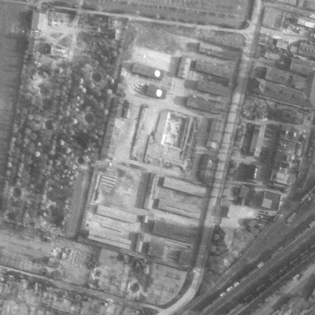 Vergrößerter Ausschnitt der Aufnahme der alliierten Luftaufklärung vom 17. April 1945. Zu sehen ist das Barackenlager der HASAG in Taucha. Auf dem Areal befand sich ein Frauen- und ein Männeraußenlager. Die genaue Aufteilung ist nicht bekannt. 