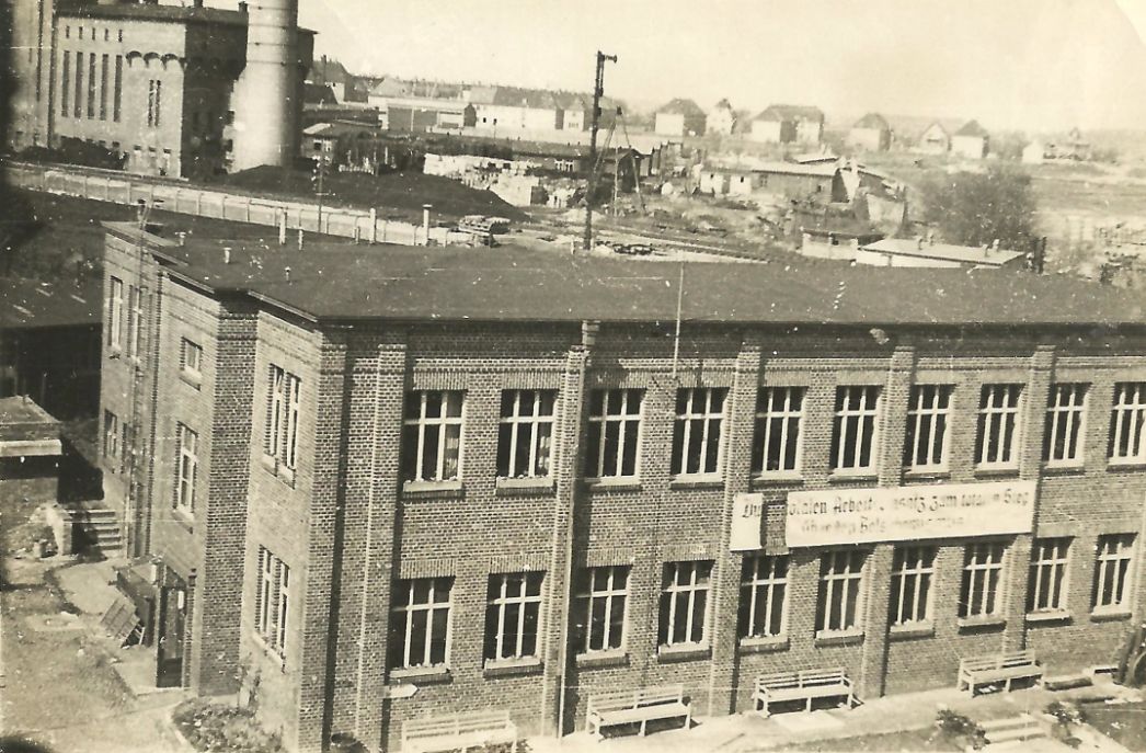 Das ehemalige „Gefolgschaftshaus“ des HASAG-Werks in der Graßdorfer Straße in Taucha, vermutlich 1945