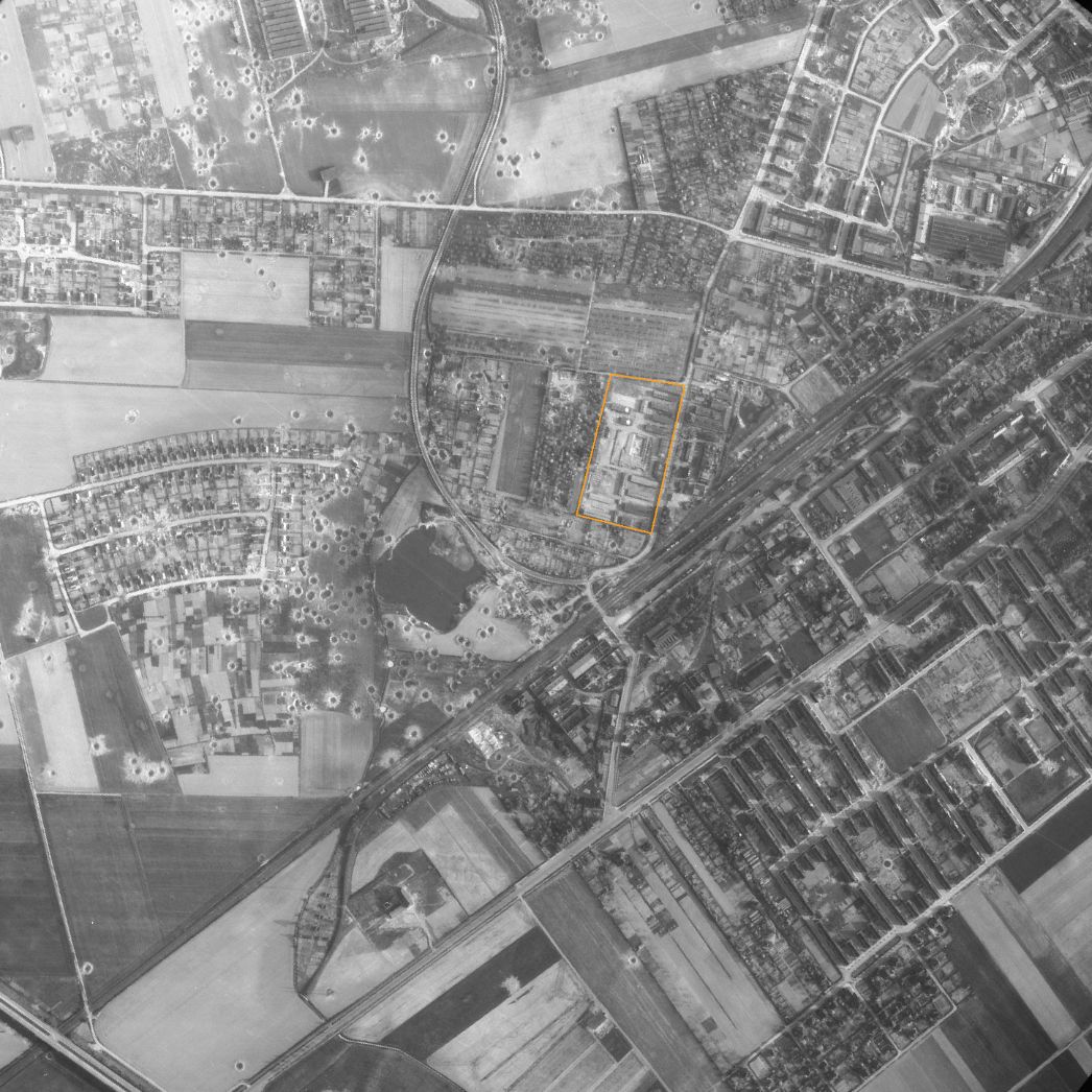 Die Stadt Taucha. Aufnahme der alliierten Luftaufklärung, 17. April 1945. Markiert ist das Barackenlager der HASAG in Taucha.