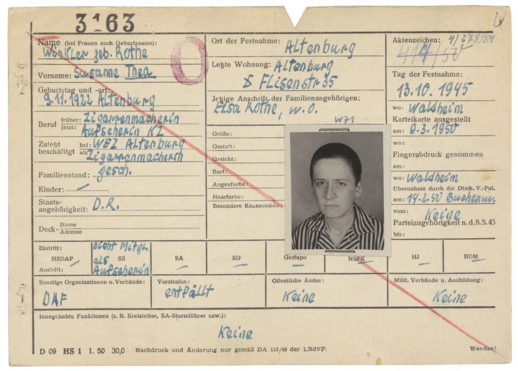 Karteikarte des Zuchthauses Waldheim für die ehemalige SS-Aufseherin Thea Winkler, 1950. Als Aufseherin war sie nicht nur in Taucha, sondern auch in Gelsenkirchen und Sömmerda tätig gewesen.