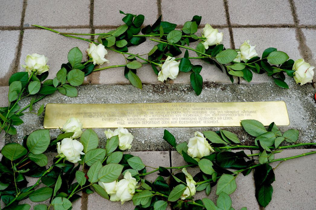 Stolperschwelle am Tauchaer Marktplatz, 2022. Foto: Hendrik Peltzer