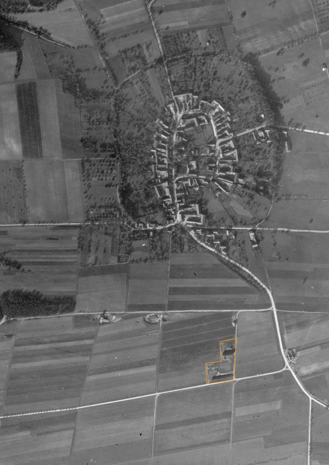 Die Ortschaft Tiefengruben. Aufnahme der alliierten Luftaufklärung, 7. Oktober 1944. Markiert ist das Gelände des KZ-Außenlagers südlich des Dorfes.