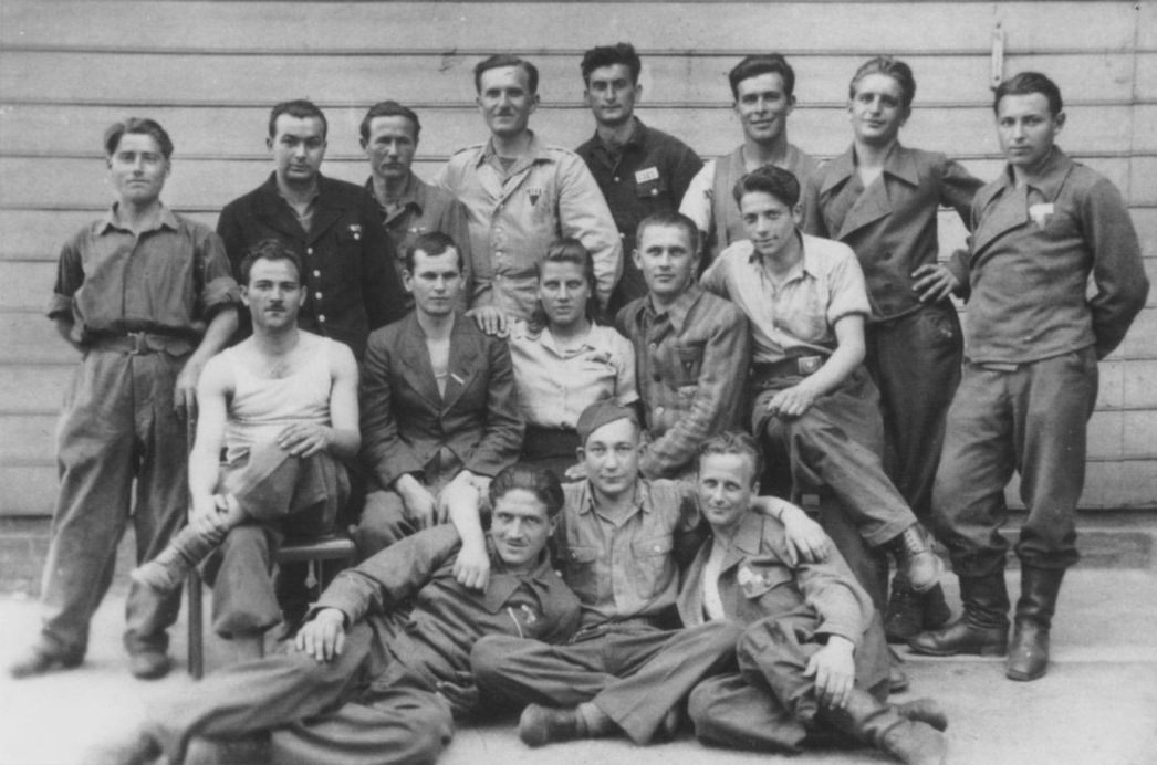 Befreite italienische Kriegsgefangene und eine nicht identifizierte Frau im ehemaligen Außenlager in Trautenstein, Ende April 1945