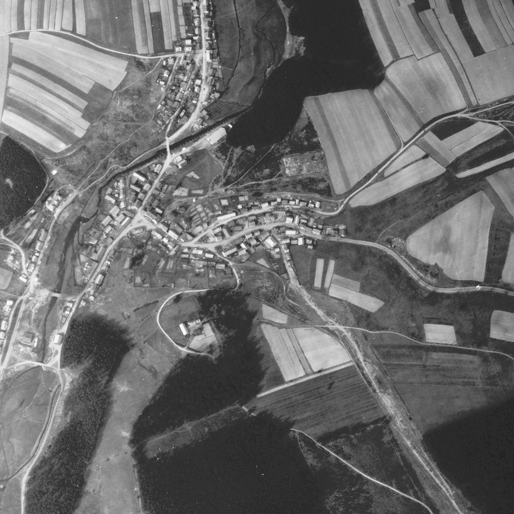 Die Kleinstadt Trautenstein. Aufnahme der alliierten Luftaufklärung, 17. April 1945. Wo genau die Häftlinge in der Stadt untergebracht waren, ist nicht bekannt.