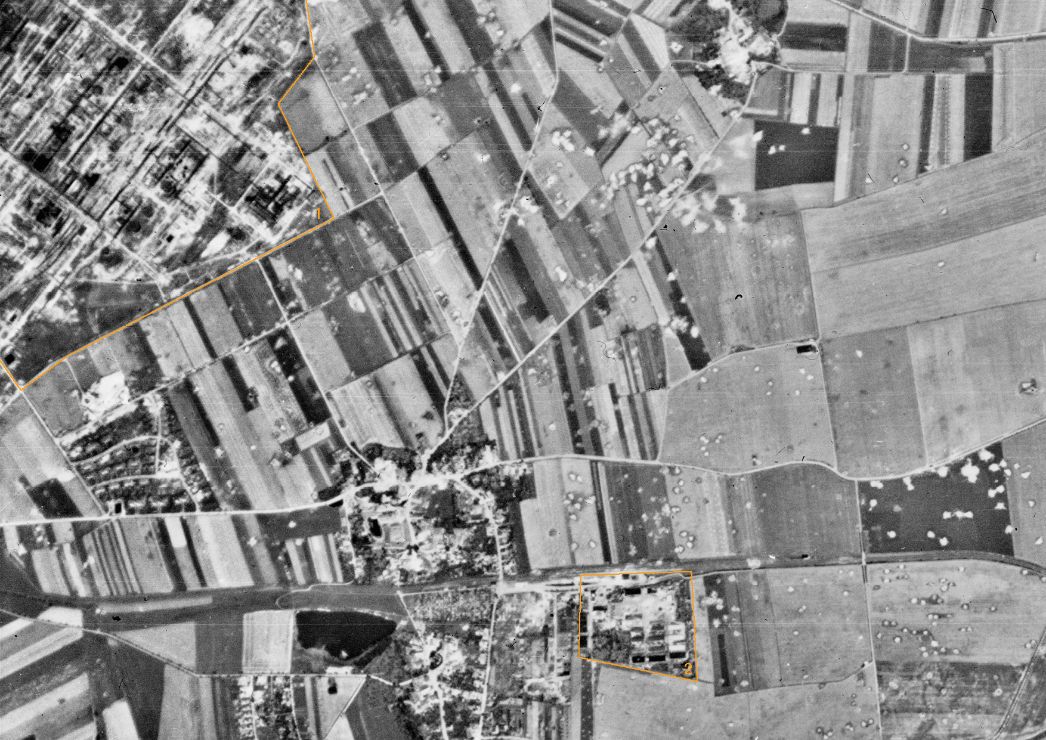 Aufnahme der alliierten Luftaufklärung, 22. Juli 1945 (Ausschnitt). Markiert sind links oben das Gelände der Brabag in Tröglitz (1) und rechts unten das Barackenlager in Rehmsdorf (2), in dem die Häftlinge seit Januar 1945 untergebracht waren.