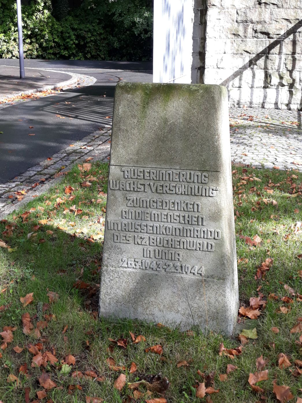 Gedenkstein an der Bertha-von-Suttner-Allee, 2022. Foto: Katharina Brauckmann