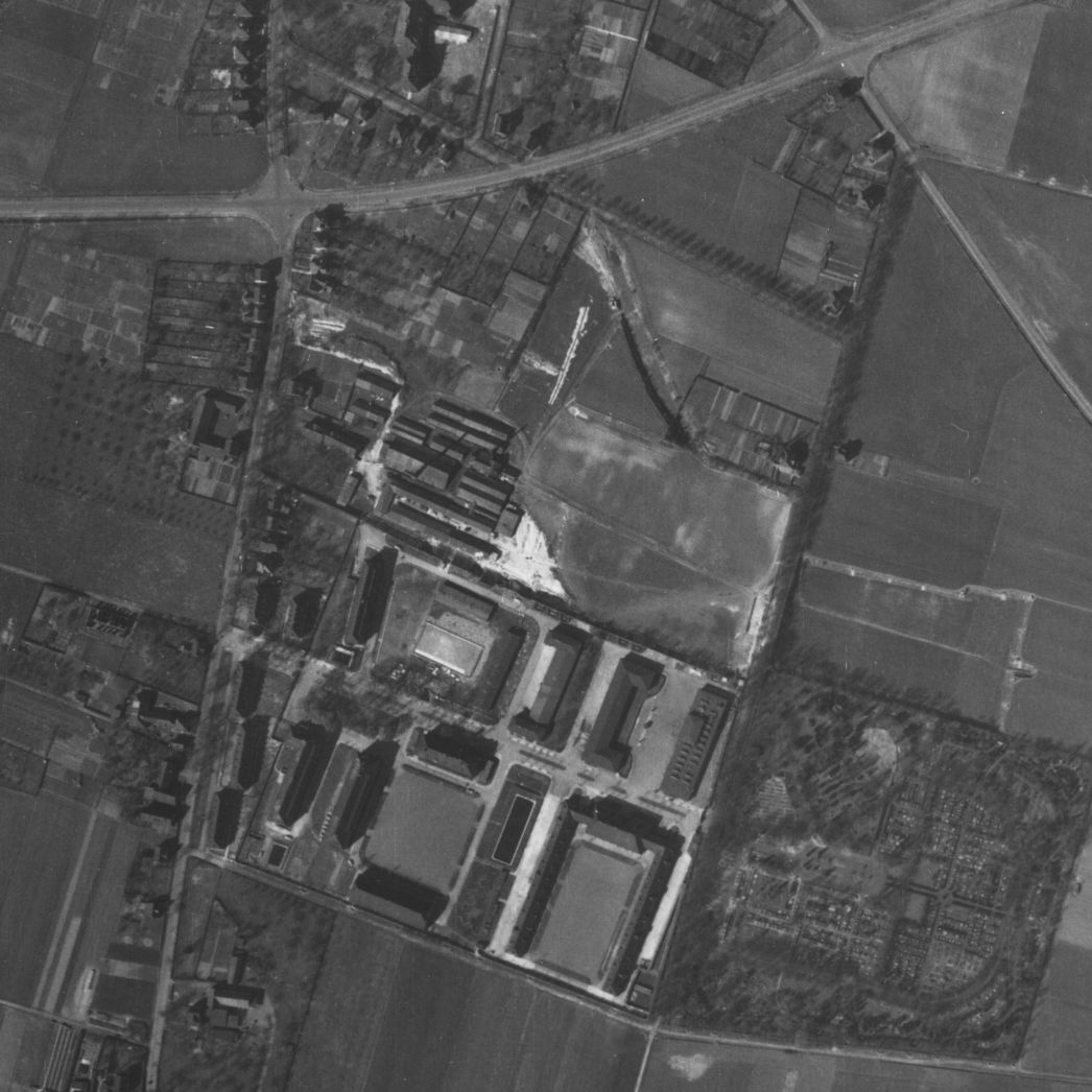 Vergrößerter Ausschnitt der Aufnahme der alliierten Luftaufklärung vom 23. März 1945. Wo genau die Häftlinge auf dem Kasernengelände untergebracht waren, ist unbekannt.