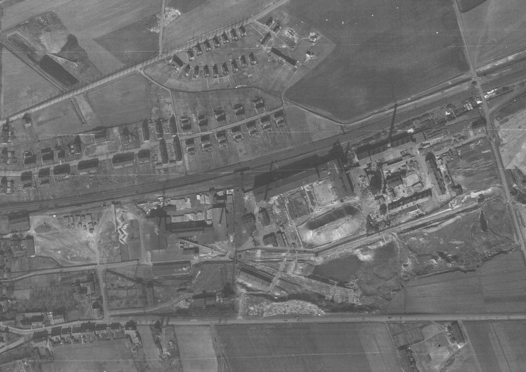 Vergrößerter Ausschnitt der Aufnahme der alliierten Luftaufklärung vom 23. März 1945. Zu sehen ist das Gelände des Georgischachtes. Die KZ-Häftlinge waren in Verwaltungsgebäuden und in Baracken auf dem Gelände untergebracht. Ihre genaue Lage ist nicht bekannt.