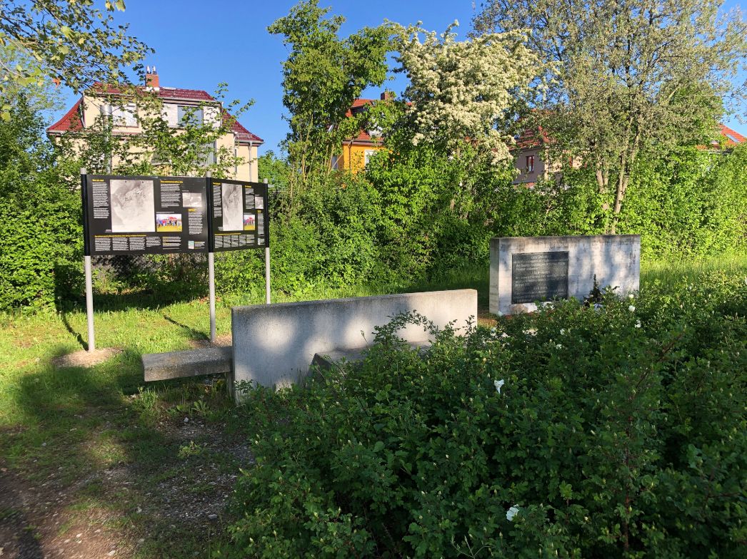 Die Informationstafel und der Gedenkstein an der Andersenstraße/Ecke Kromsdorfer Straße, 2025. Foto: Katharina Brand 
