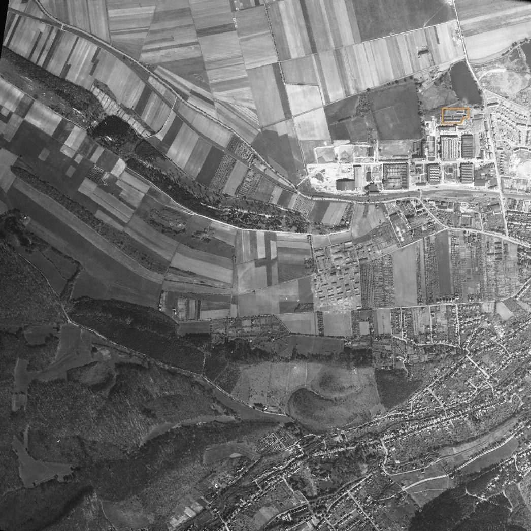 Die westliche Vorstadt von Wernigerode. Aufnahme der alliierten Luftaufklärung, 25. April 1945. Die Rautal-Werke und das Barackenlager (markiert) befinden sich oben rechts.