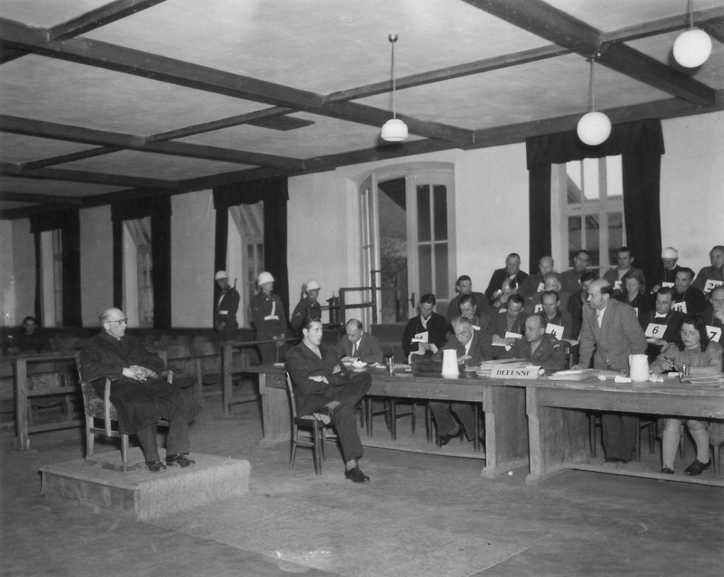 Andreas Pfaffenberger (sitzend, links) als Zeuge der Anklage im Buchenwald-Prozess vor einem amerikanischen Militärgericht in Dachau, 6. Mai 1947. Foto: Dean L. Dennis (U.S. Army Signal Corps)