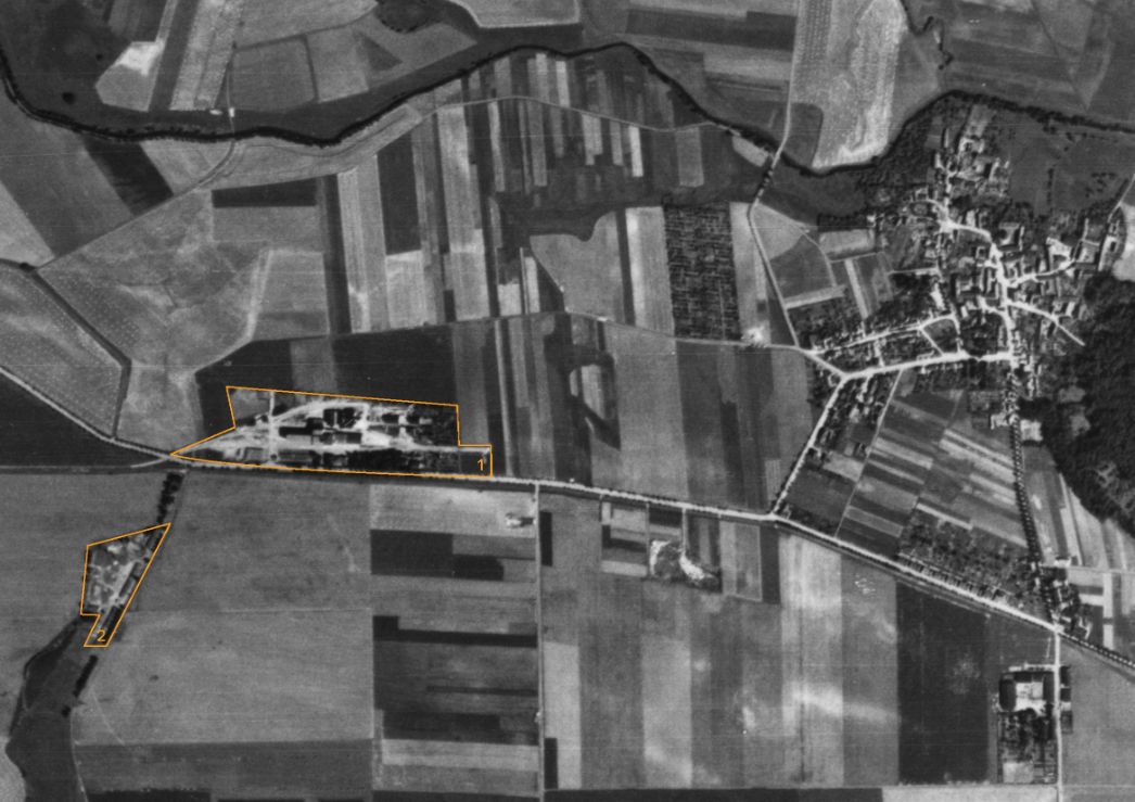 Die Ortschaft Tarthun (rechts). Aufnahme der alliierten Luftaufklärung, 22. Juli 1945. Markiert sind die Schachtanlage Westeregeln IV (1), von wo die Häftlinge in die Stollen gebracht wurden, sowie das Barackenlager (2), in dem die Häftlinge vermutlich untergebracht waren.
