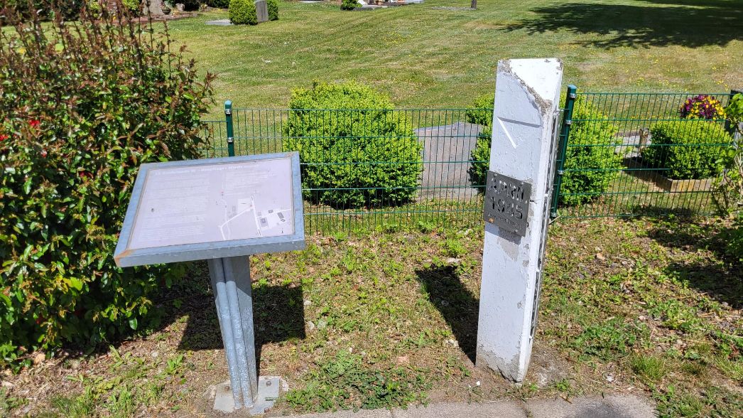 Gedenkstein und Informationstafel auf dem ehemaligen Lagergelände, 2025. Foto: Lars Deiters