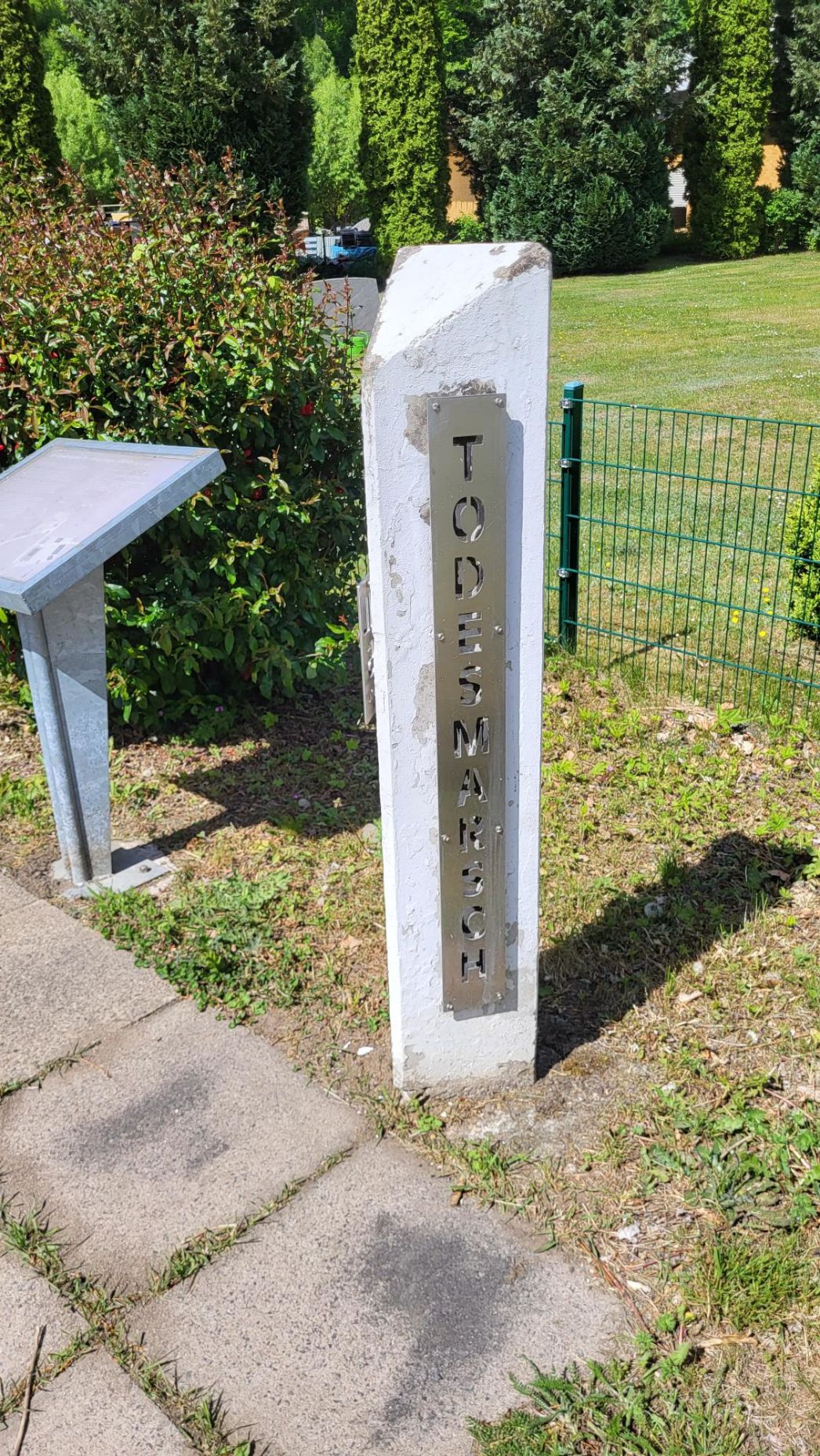 Gedenkstein auf dem ehemaligen Lagergelände, 2025. Foto: Lars Deiters