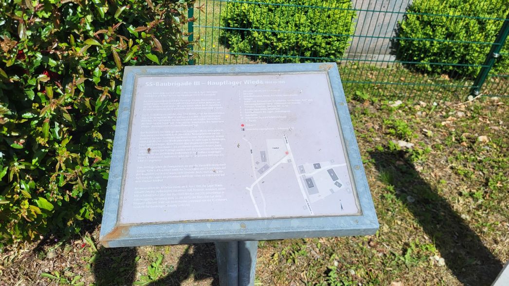 Informationstafel auf dem ehemaligen Lagergelände, 2025. Foto: Lars Deiters