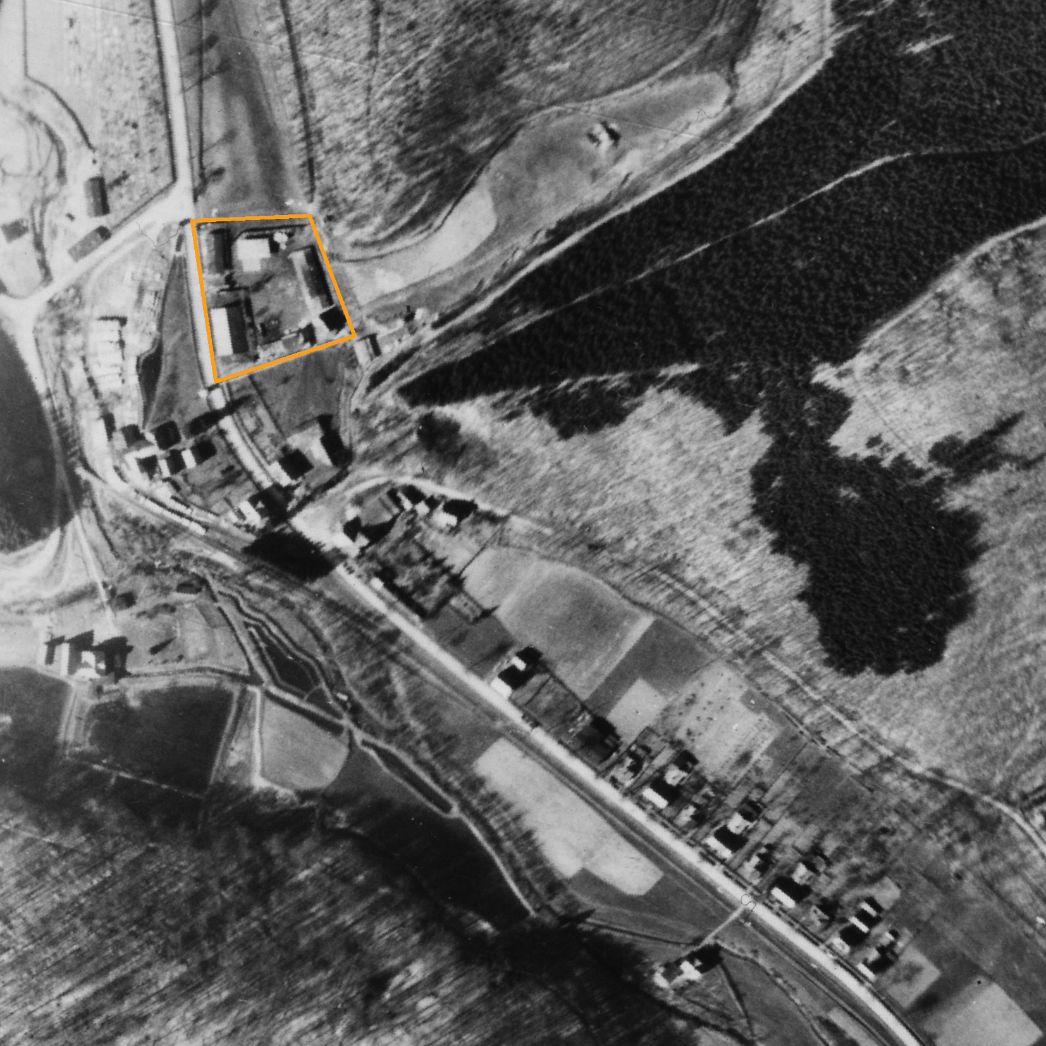 Die Ortschaft Wieda. Vergrößerter Ausschnitt einer Aufnahme der alliierten Luftaufklärung, 8. April 1945. Markiert ist das Gelände des Außenlagers.