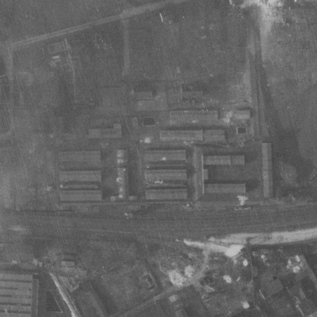 Vergrößerter Ausschnitt der Aufnahme der alliierten Luftaufklärung vom 19. März 1945. Zu sehen ist das Lagergelände am damaligen Spiekermannschen Platz.